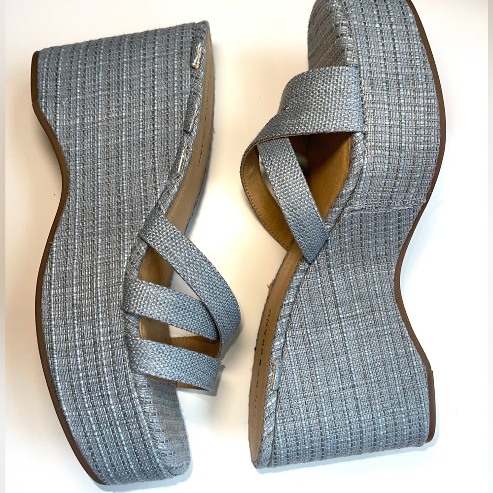 Sandals 🔥 2 for 40 🚨FLASH SALEEEE - Picture 2 of 3